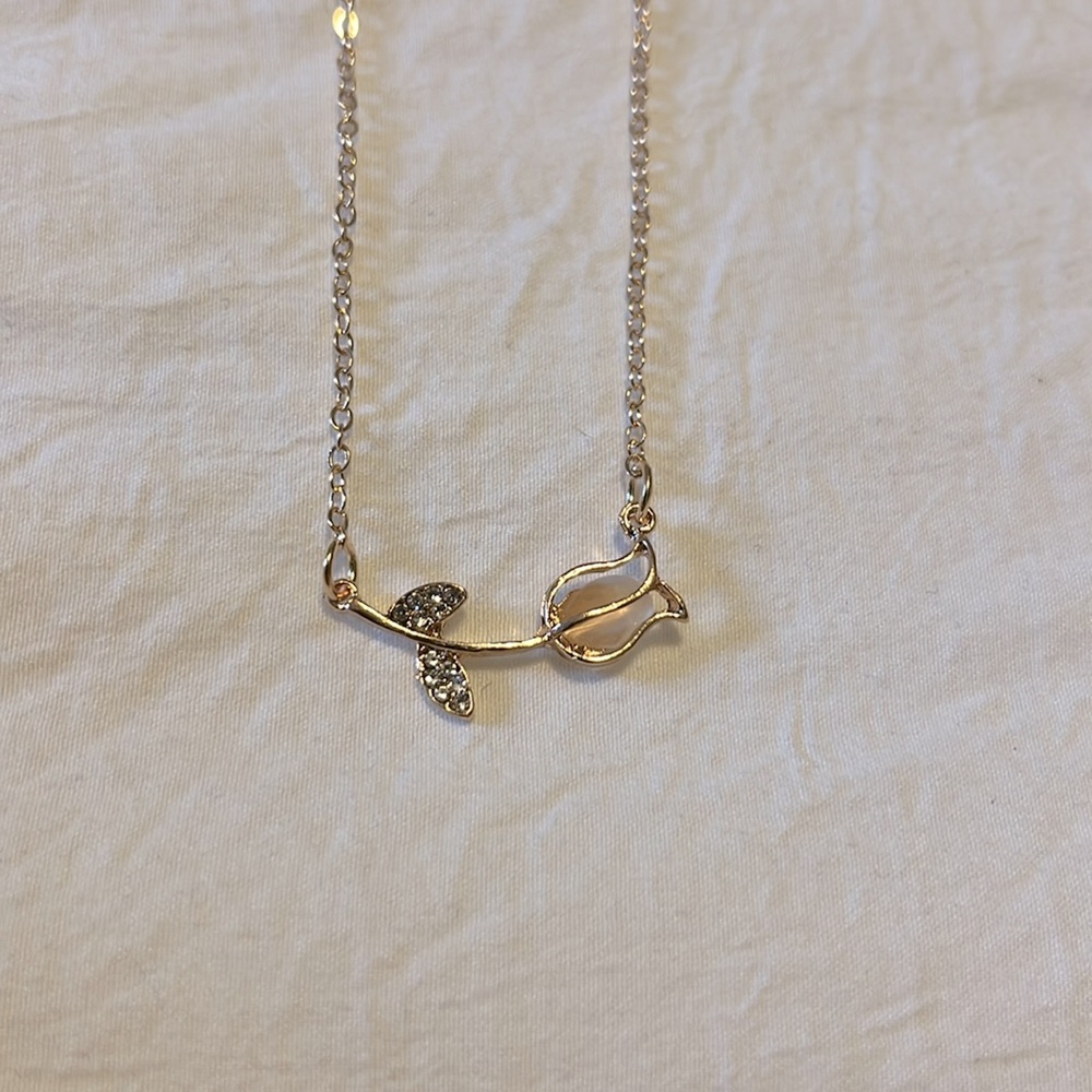 NWOT Faux Gold Tulip Necklace
